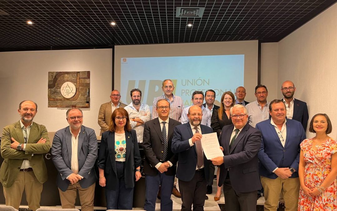 La Unión Profesional de Jaén entrega los Estatutos Honoríficos al Delegado de Justicia en Jaén.